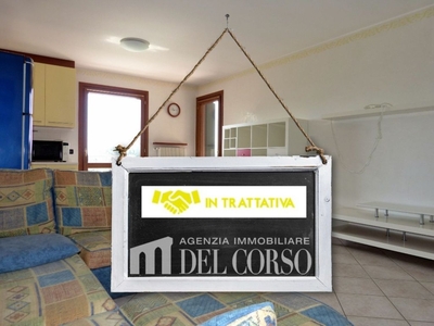 Bellissimo miniappartamento in vendita! Situato in una tranquilla zona residenziale, questo appartamento è elegantemente arredato ed è situato al primo ed ultimo piano di una palazzina di otto. Il soggiorno è spazioso e luminoso, con un angolo cottura perfetto per cucinare i tuoi pasti preferiti. Inoltre, c'è una comoda terrazza dove potrai goderti il sole e rilassarti. La camera matrimoniale è accogliente e il bagno è funzionale. Le spese condominiali sono basse e l'appartamento viene venduto con cantina e garage. Il giardino condominiale attrezzato è perfetto per stare all'aria aperta. La posizione è ottima, vicino all'autostrada e a scuole, farmacie e supermercati. Il prezzo è di soli 99.000 euro. Non perdere questa occasione! Rif. DC071. Piano 1, senza ascensore.