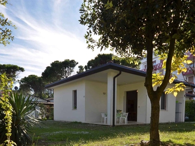 Bungalow con terrazza e giardino grande