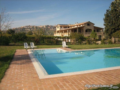 Casa a Citta\' Sant\'angelo con barbecue e piscina