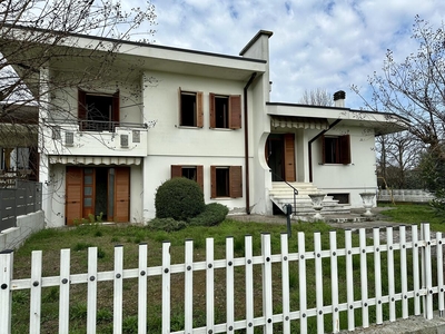 Casa Ideale per Due Famiglie Vicino al Centro del Paese