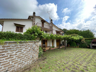 Casa in vendita in Bassano Romano, Italia