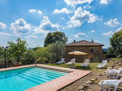 Casa indipendente, 6 posti letto, circondata da oliveti e vigneti, giardino con piscina, bel panoram