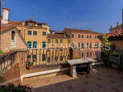 Casa Indipendente in vendita a Venezia campo San Tomà