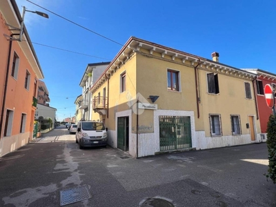 Casa Indipendente in vendita a Verona via custoza, 8