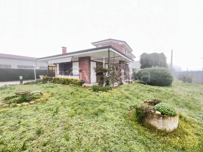 Casa Indipendente in vendita a Villa Bartolomea via lovara