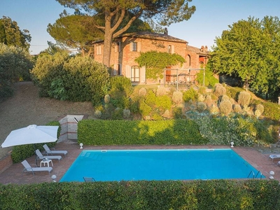 Casale indipendente per 10 persone con piscina vicino a Cortona e Montepulciano