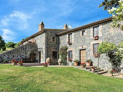 Casale Storico in Vendita a Orvieto con Vista Incantevole sul Lago