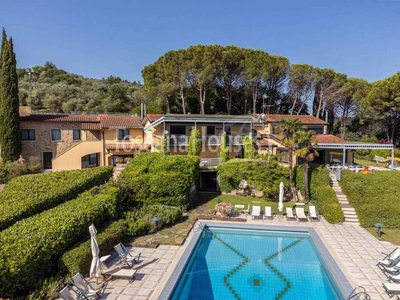 Elegante Villa in Vendita ad Arezzo con Vista Panoramica