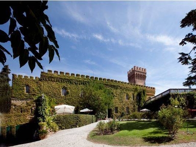 In Vendita: Storico Castello sulla Costa Etrusca della Toscana