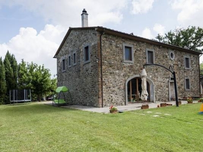 In Vendita: Azienda Vinicola e Villa Toscana con Vista Mozzafiato a Lajatico, Toscana