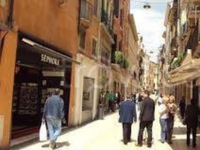 Intero Stabile in vendita a Verona via Giuseppe Mazzini, 1