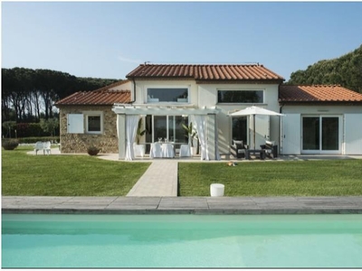 Villa di lusso sul mare in vendita a Cecina - Un'oasi tranquilla con vista panoramica
