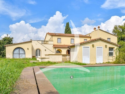 Villa in Vendita a Cecina - Lussuosa Dimora sulla Costa Toscana