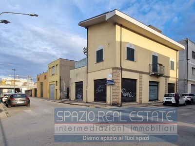 Pescara, casa singola con 2 appartamenti ed 1 garage