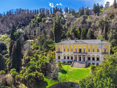 Prestigiosa villa d'epoca in stile neoclassico con straordinaria vista sul lago