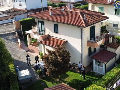 Prestigiosa villa di 170 mq in vendita Piazza Statuto, Pietrasanta, Lucca, Toscana