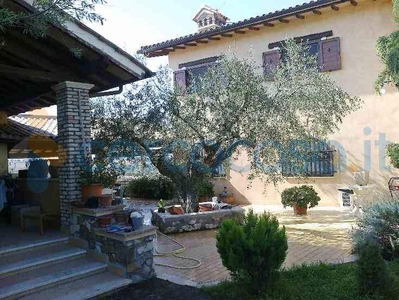 Rustico casale in ottime condizioni in vendita a Tuscania
