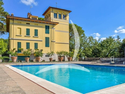 Splendida Villa d'Epoca in Vendita nelle Campagne di Arezzo