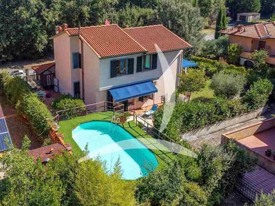 Splendida Villa in Vendita a Figline e Incisa Valdarno: Una Tranquilla Oasi Urbana