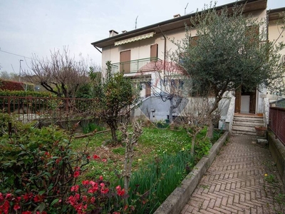 Villa a Schiera in vendita a Verona via Monte Cucco, 14