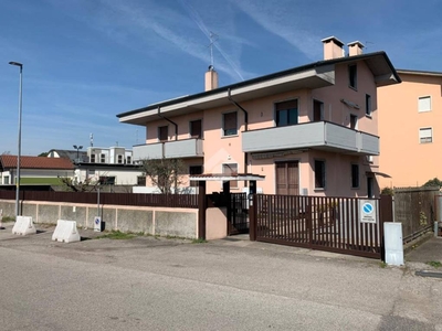 Villa Bifamiliare in vendita a Verona via Golino, 35