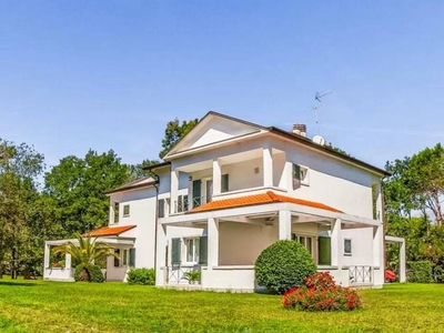 Villa for Sale in Massa, Just 700 Meters from the Sea and 10 Minutes from Forte dei Marmi