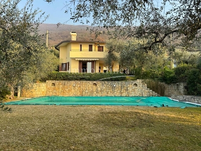 Villa in vendita a Torri del Benaco via Alessandro Manzoni