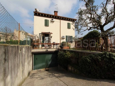 Villa in vendita a Verona via Polveriera Vecchia, 41