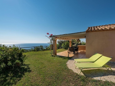 'Villa Susanna n9' con vista mare e montagna, piscina condivisa, terrazza, giardino e A/C