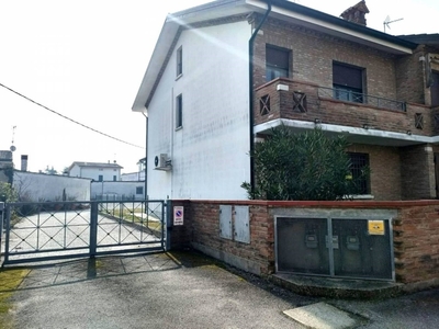 Villa a Schiera in vendita a Ferrara via Francesco Raspi