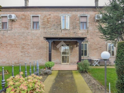 Villa Bifamiliare in vendita a Ferrara via Fiorile, 8