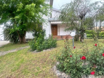 Villa con box a Borgo Priolo