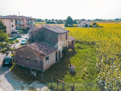 Casa di corte in vendita