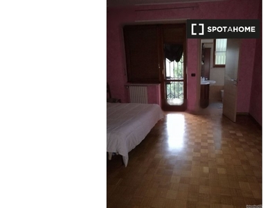 Letto in affitto in appartamento con 5 camere da letto a Torino, Parella