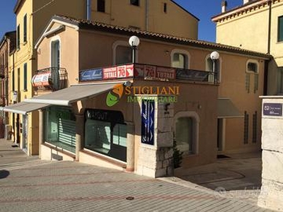 Locale commerciale, Piazza Andrea D'isernia - C...