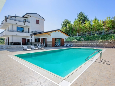 Villa con 6 stanze con piscina privata, giardino recintato e Wifi a Caiazzo