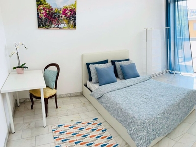 Stanza in affitto in appartamento con 8 camere da letto a Milano, Milano