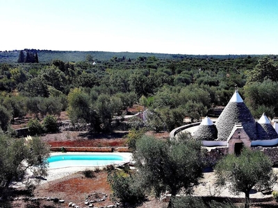 Trullo romantico con piscina privata immerso nella natura