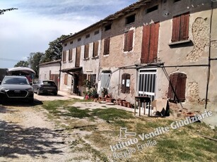 Abitazioni, area cortiliva esclusiva e e garage a Castelnovo