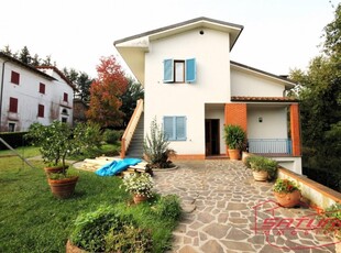 Appartamento a Lucca, 6 locali, 1 bagno, giardino privato, posto auto