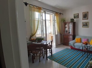 Appartamento a Montignoso, 5 locali, 1 bagno, 90 m², 3° piano