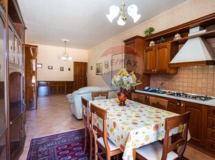 Appartamento in Via Pietro Mascagni, Acireale, 5 locali, 2 bagni