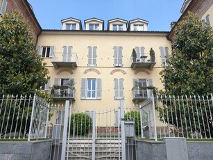 Appartamento in Via testa, Asti, 5 locali, 2 bagni, giardino in comune