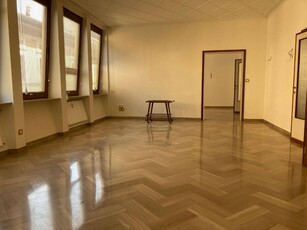 Appartamento in Zona via chiassi, Mantova, 11 locali, 2 bagni, con box