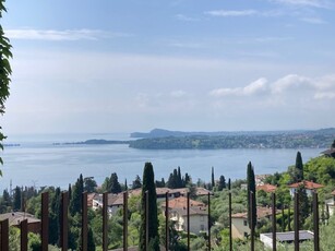 Bilocale a Gardone Riviera, 1 bagno, giardino privato, posto auto