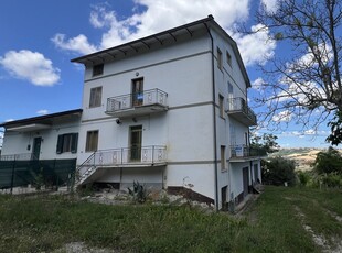 Casa 10 locali di 300 m² in Monte Urano