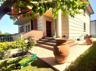 Casa Bi - Trifamiliare in Vendita a Montevarchi Piscina