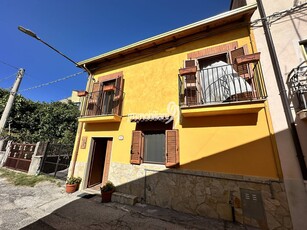 Casa indipendente in vendita L'aquila