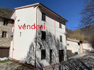 Casa indipendente in Via plestia, Serravalle di Chienti, 4 locali