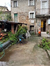 Casa semindipendente a Montignoso, 7 locali, 1 bagno, giardino privato